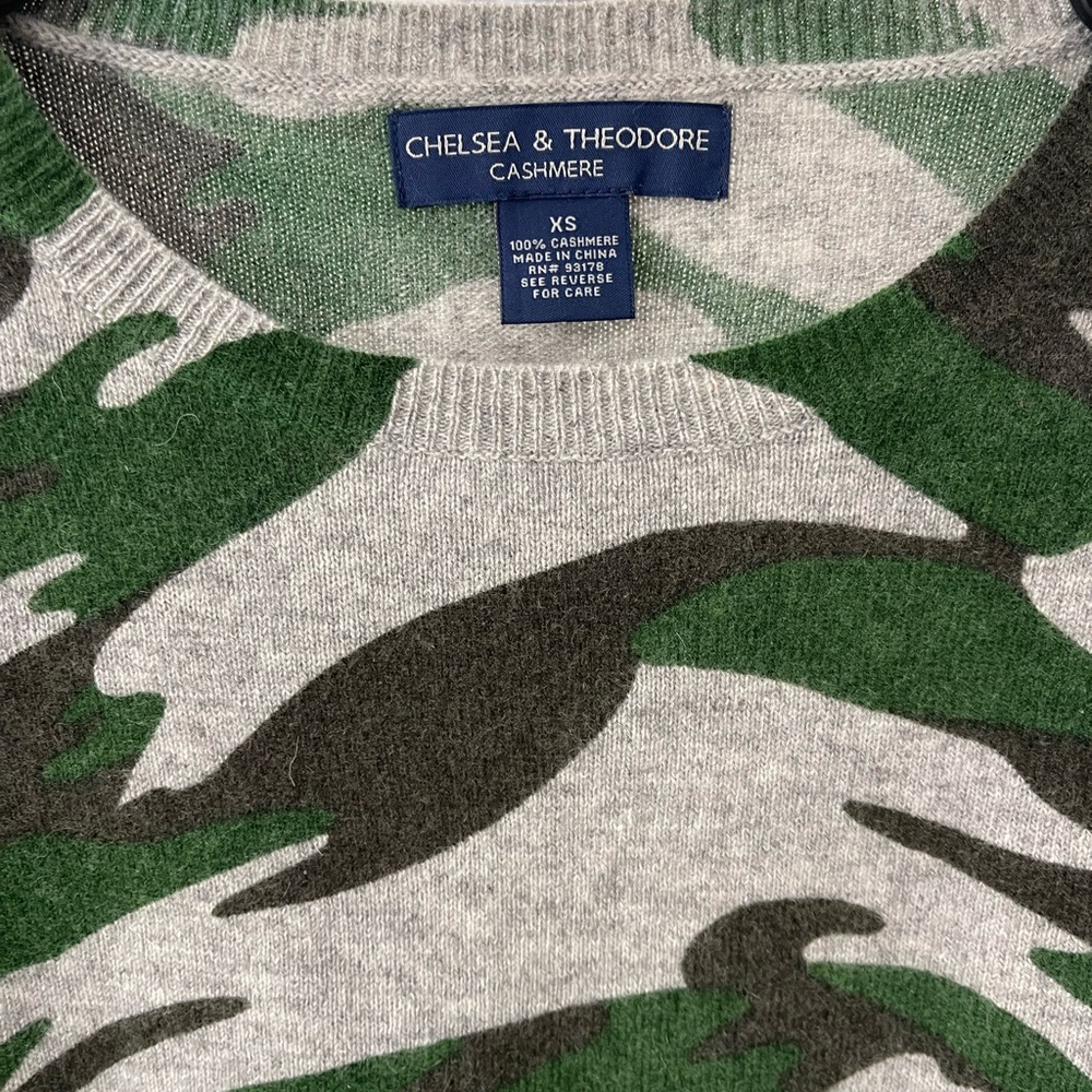 Chelsea & Theodore Cashmere Camo Crewneck Sweater in Green and Gray